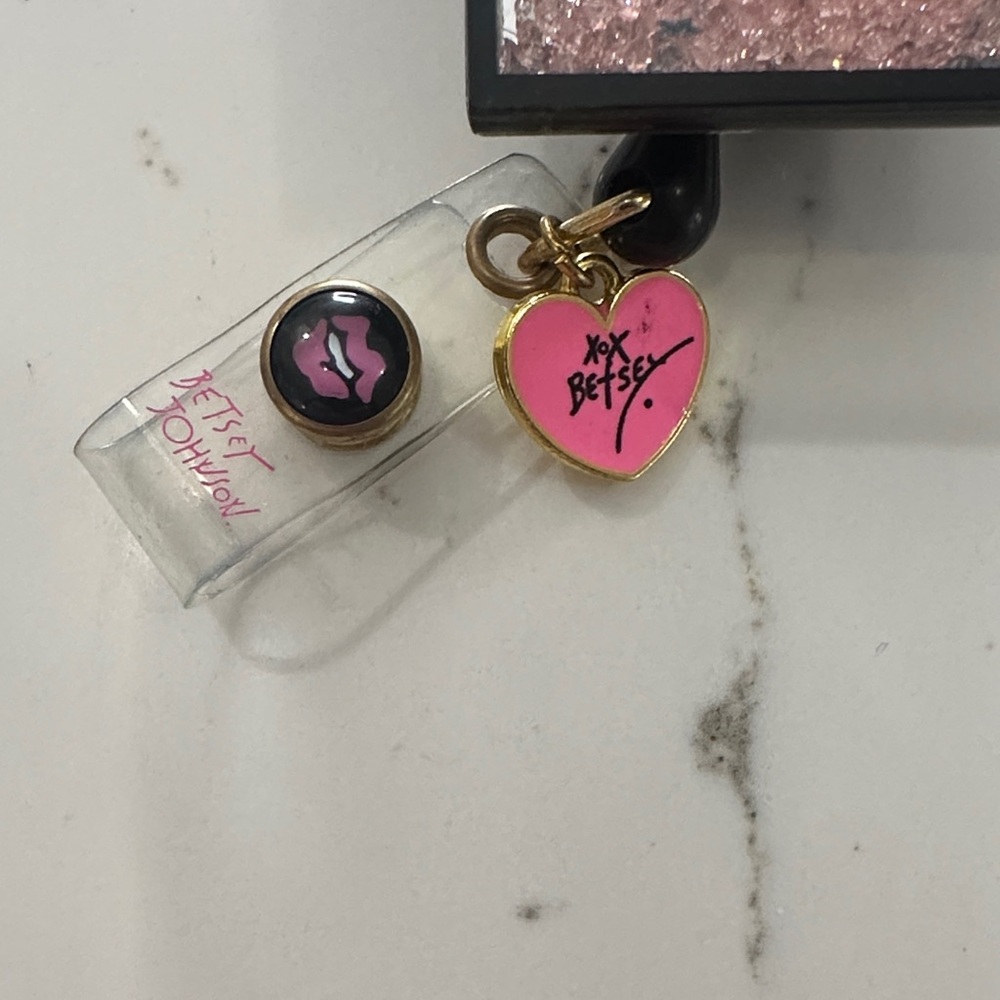 Betsey Johnson shaker name badge reel - Picture 2 of 5